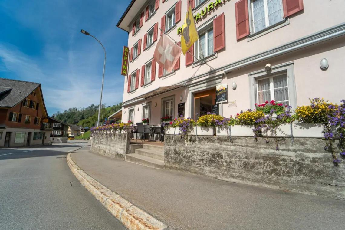 Hotel Alpina Unterschächen エクステリア 写真